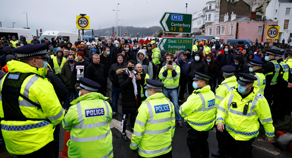 שוטרים ונהגי משאיות בדובר, בריטניה, היום, צילום: רויטרס