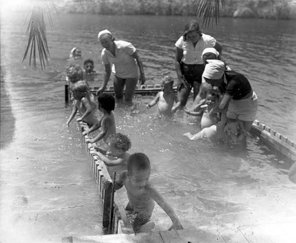 בריכת הילדים ההיסטורית שהקימו אנשי ניר דוד בתוך הנחל, צילום: אוסף התצלומים של זולטן קלוגר