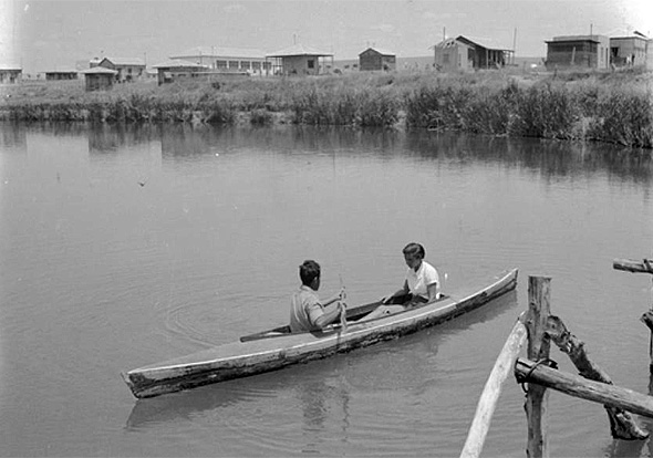 אנשי ניר דוד שטים במימי הנחל, בשנת 1940 