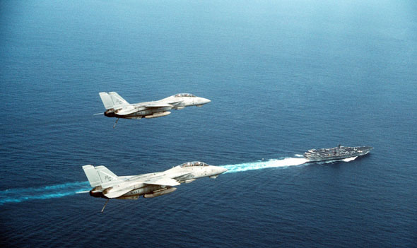 מטוסי F14 מלווים את נושאת המטוסים ג'ון פ. קנדי