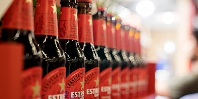 קרבות הבירה מתחדשים: החברה המרכזית למשקאות תייבא את המותג הספרדי אסטרייה דאם