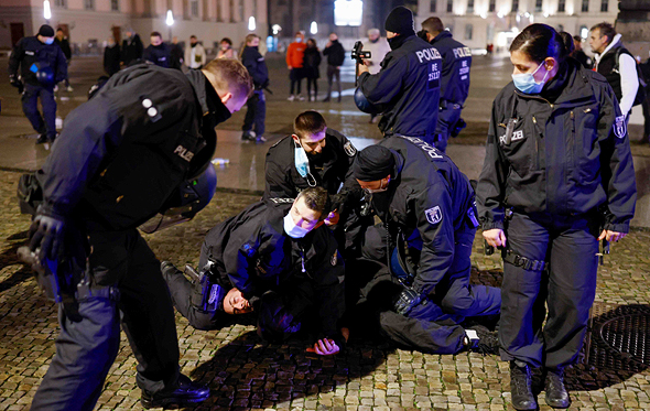 עימותים בברלין בין המשטרה לחוגגים, צילום: איי אף פי