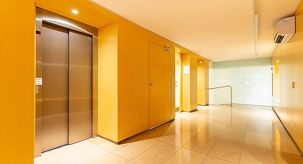 חדר מדרגות בבניין משותף. כל תקלה או הזנחה עלולה להוביל לתיקונים בעלויות נכבדות, צילום: unsplash  