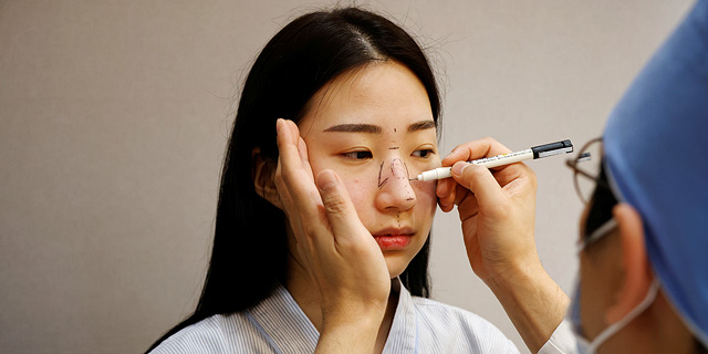 מנצלים את הזמן שכולם עם מסכות: בדרום קוריאה נוהרים לניתוחים הפלסטיים
