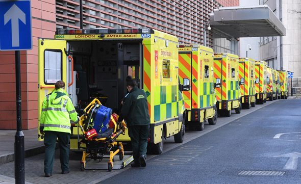 אמבולנסים מביאים חולים לאחד מבתי החולים בלונדון, צילום: אי.פי.איי