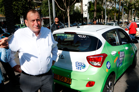 ראש עיריית תל אביב רון חולדאי בעת השקת אוטותל ב־2017. "כל רכב משרת 20 משפחות"