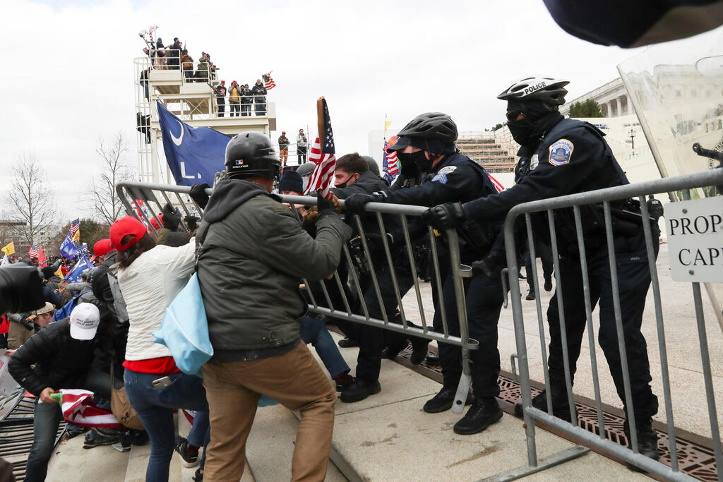 מפגינים עימותים מחוץ לקונגרס בוושינגטון, צילום: רויטרס