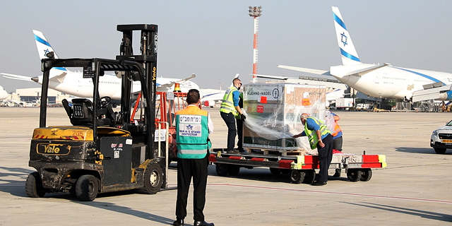 Moderna vaccine doses being offloaded in ISrael. Photo: Maman Cargo 