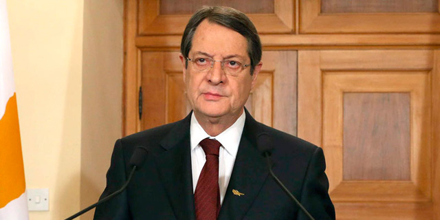 האשמות בקפריסין: קרוב משפחה של הנשיא משך כספים לפני עסקת החילוץ