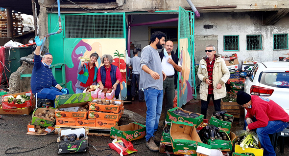 מיון ירקות בפרויקט מצילות מזון בירושלים 