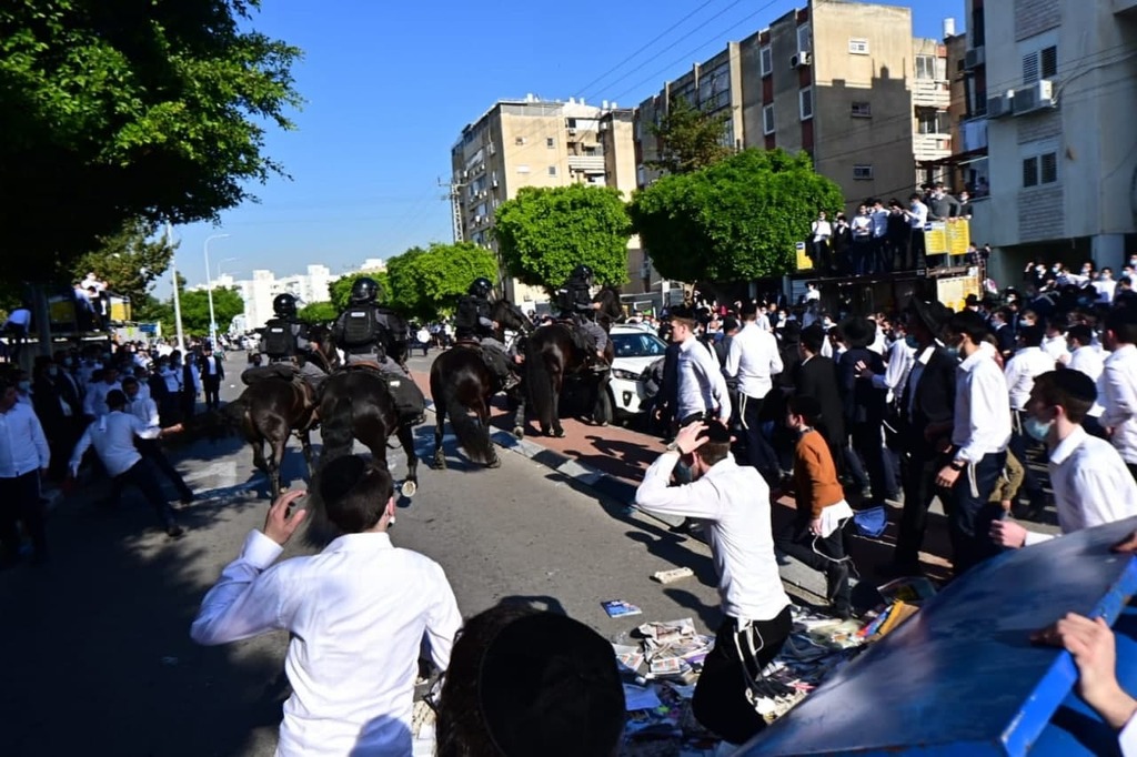 עימות בין שוטרים למפגינים חרדים באשדוד 