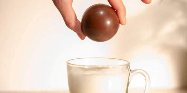 הטרנד הלוהט: פצצות שוקולד בתוך משקה חם