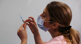 An Israeli nurse administers a vaccine. Photo: Reuters