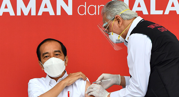נשיא אינדונזיה ג'וקו וידודו מקבל חיסון לקורונה