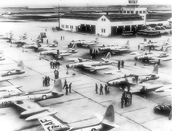 בסיס אווירי אמריקאי בשנות החמישים. הוסף פצצה ותבל לפי הטעם