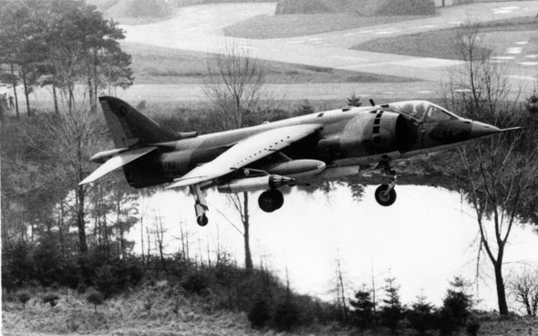 מטוס הארייר מדור ראשון (GR1) ממריא משולי ביצה; בעיית הפצצת המסלולים? פתרנו אותה , צילום: RAF