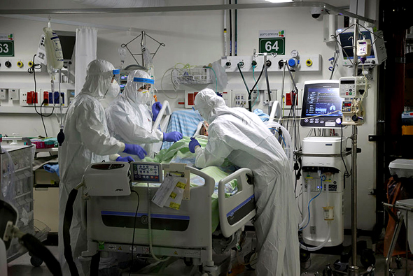 צוות רפואי במחלקת קורונה (ארכיון)