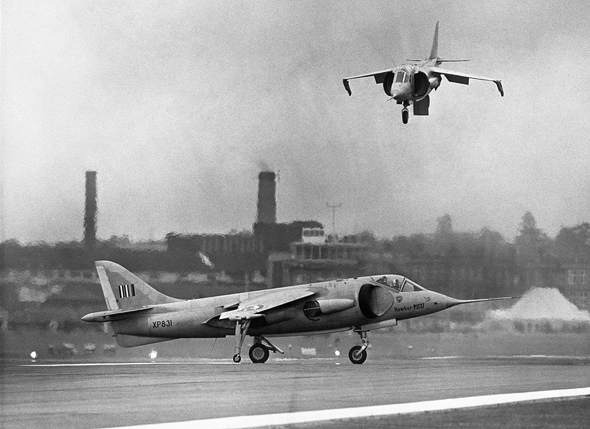 מטוסי קסטרל בהדגמת ריחוף, צילום: גטי אימג