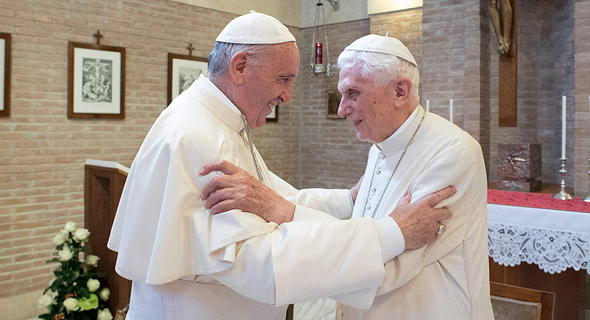 מימין: האפיפיור הקודם בנדיקטוס ה-16 והאפיפיור הנוכחי פרנציסקוס, צילום: איי אף פי
