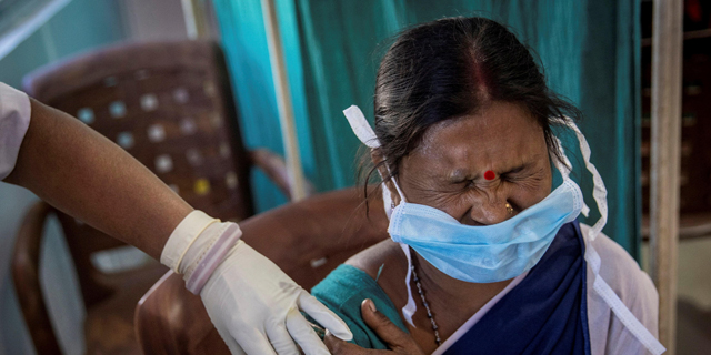 חיסון לקורונה בהודו, צילום: רויטרס