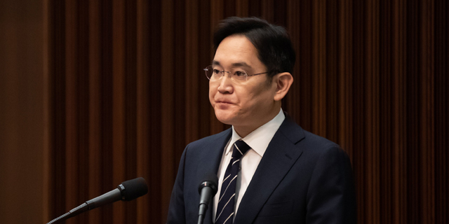 דרום קוריאה: הנשיא חנן את סגן יו&quot;ר סמסונג שהורשע בשוחד