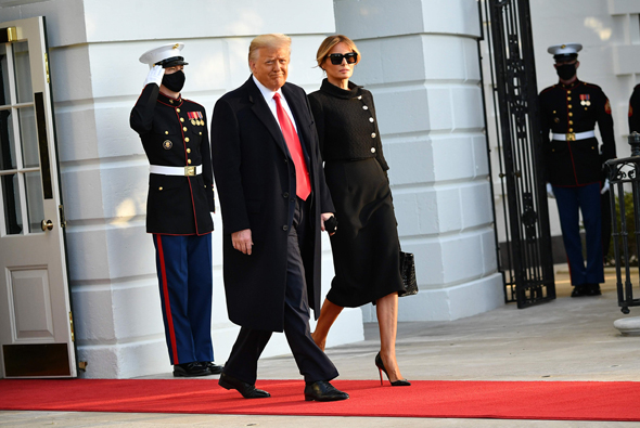 דונלד ומלניה טראמפ עוזבים את הבית לבן