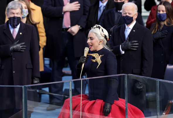ליידי גאגא שרה את ההמנון האמריקאי בטקס ההשבעה 