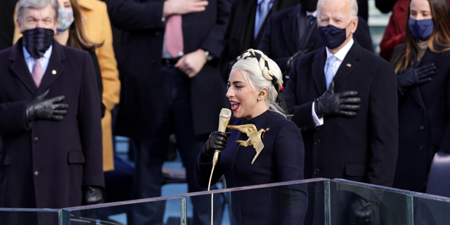 ליידי גאגא שרה את ההמנון האמריקאי בטקס ההשבעה , צילום: גטי