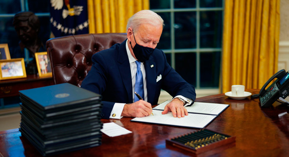ביידן חותם על צווים נשיאותיים. לא מבזבז זמן, צילום: אי פי איי