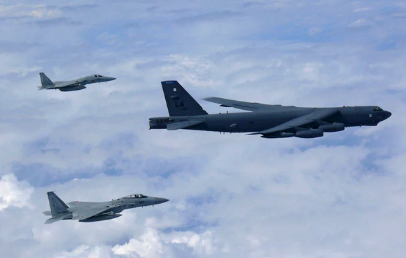 מפציץ B52 מלווה בידי מטוסי קרב, צילום: USAF