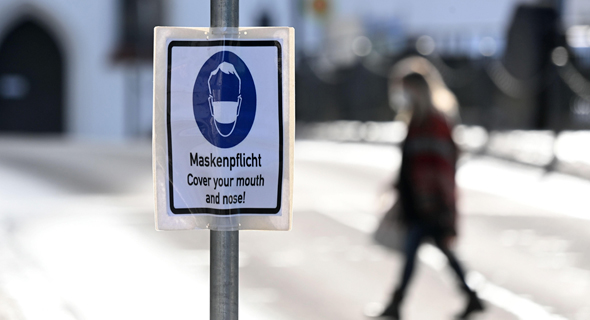 שלט שמחייב עטיית מסכות, גרמניה, צילום: אי אף פי