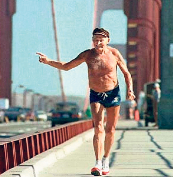 1988 "Just Do It". הקמפיין הראשון עם הסיסמה הציג את וולט סטאק בן ה־80 שרץ 27 ק"מ בכל בוקר. ספורט כהעצמה אישית, צילום: איי פי