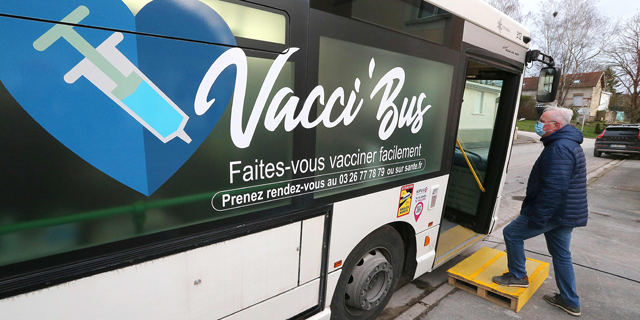 בגלל הקורונה: הצרפתים נקראים לא לדבר באוטובוס
