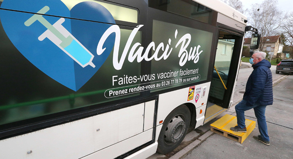 אוטובוס בצרפת המשמש גם לחיסונים , צילום: איי אף פי