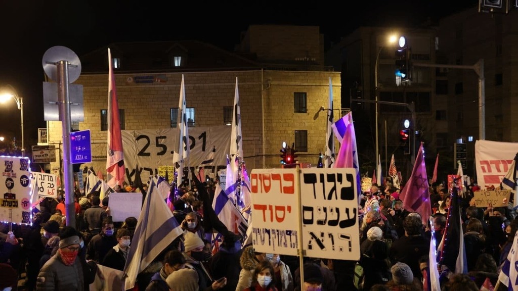 מפגינים בבלפור, הערב, צילום: אלכס קולומויסקי