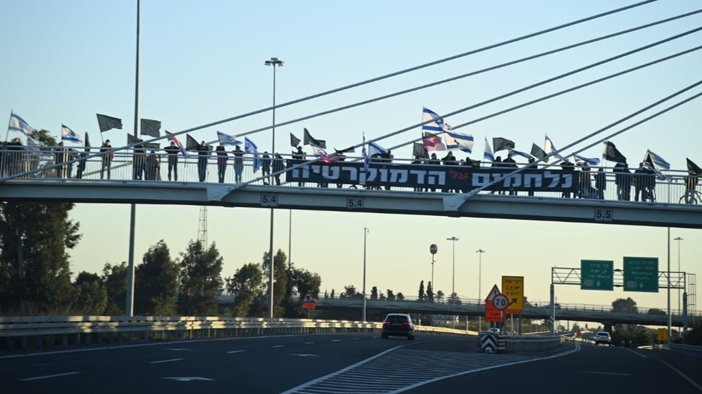 מפגינים בגשר בני דרור, הערב, צילום: יאיר שגיא