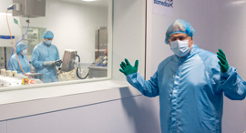 ראש ממשלת בריטניה בוריס ג'ונסון מתקן ייצור של חיסון אסטרה זניקה באוקספורד 