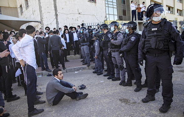 חרדים מתעמתים עם כוחות הביטחון (ארכיון), צילום: איי פי