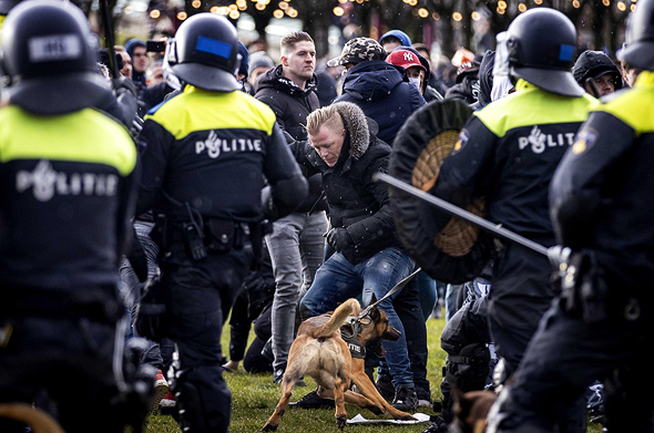מחאה אלימה נגד הסגר בהולנד, צילום: אי פי איי
