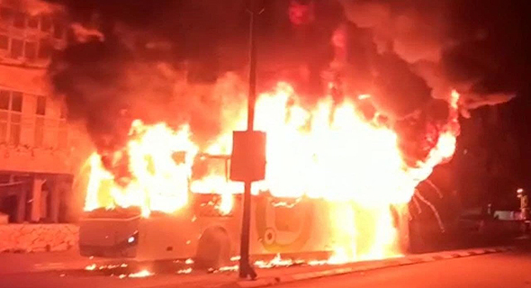 האוטובוס של חברת אפיקים שנשרף אתמול בבני ברק 