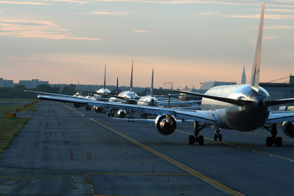 מטוסים עומדים בתור להמראה מנמל התעופה JFK בניו יורק, צילום: שאטרסטוק