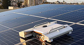 BladeRanger's robot cleans solar panels. Photo: BladeRanger