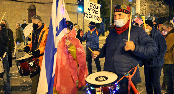 Anti-Netanyhau protesters rally in Jerusalem. Photo: Amit Shaabi