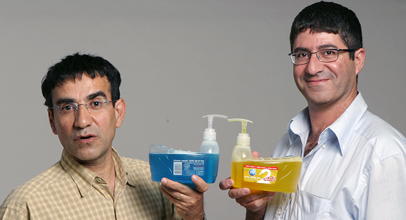 מימין: אלי גבריאל ואלי זאנה, הבעלים של חברת קליר כימיקלים
