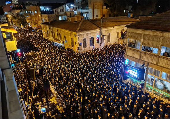 Thousands of ultra-Orthodox Jews take part in a funeral in Jerusalem. Photo: Yossi Weizel