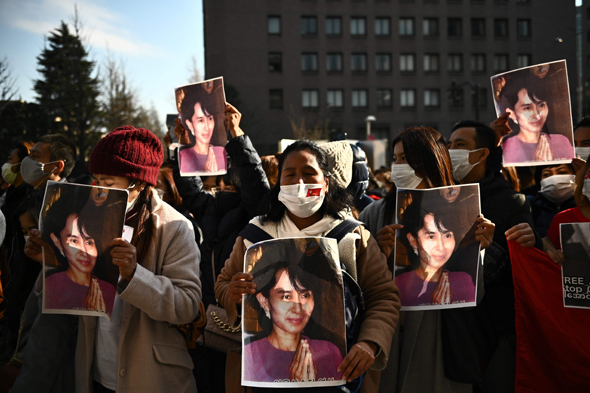 מפגינים בטוקיו נושאים את תמונתה של אונג סן סו צ