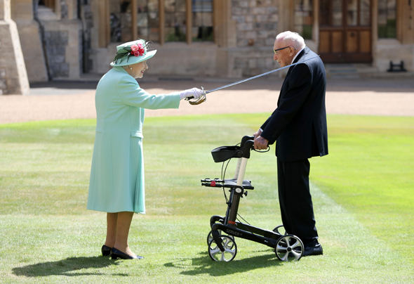 סר טום מור מקבל את התוא מהמלכה אליזבת, צילום: גטי