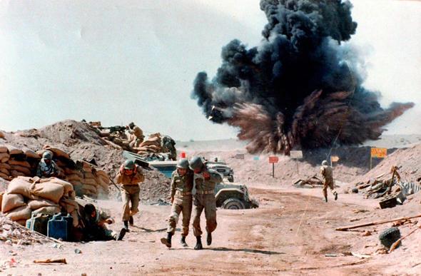 חיילים איראנים תחת אש במחוז חוזסטאן, באחד מקרבות המלחמה, מקור: Wikimedia