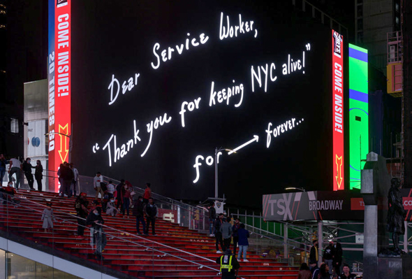 אחד השלטים הדיגיטליים, בטיימס סקוור. “נותן שירות יקר, תודה שאתה שומר על ניו יורק בחיים לנצח", צילום: Ian Douglas