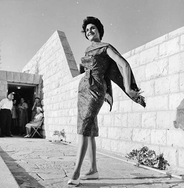 דוגמנית בתצוגה של משכית בירושלים, 1959, צילום: דוד רובינגר